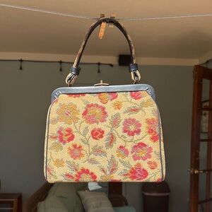 Elegant Floral Tapestry Shoulder Bag